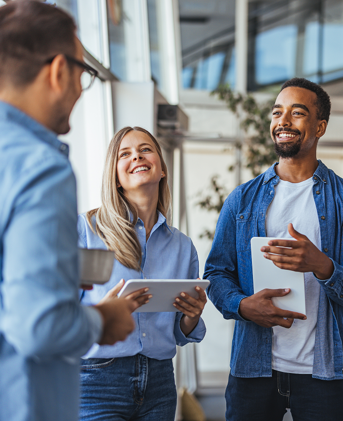 Photo de trois personnes en discussion au sein d'une entreprise.