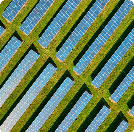 Photo d'une étude de sol dans le cadre d'un projet d'agrivoltaïsme, visant à combiner production agricole et énergie solaire pour une transition écologique durable. Les experts analysent les caractéristiques du sol pour optimiser l'implantation des panneaux solaires tout en préservant l'environnement.